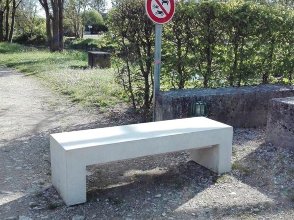 Banc en U, (240x67x45 cm) en béton préfabriqué; mobilier urbain