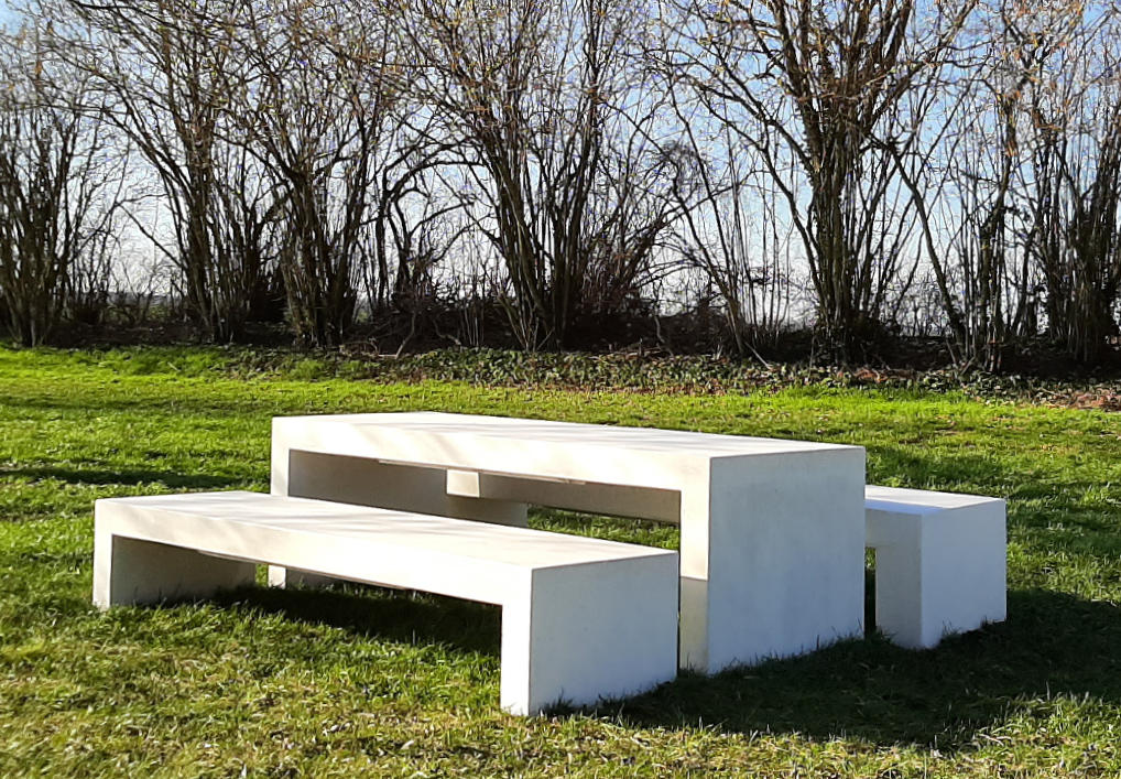 Banc en U, (240x67x45 cm) en béton préfabriqué; mobilier urbain