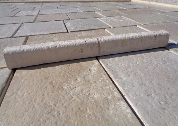 Bordure en pierre reconstituée pour jardin et voirie; basse et arrondie avec faux joint