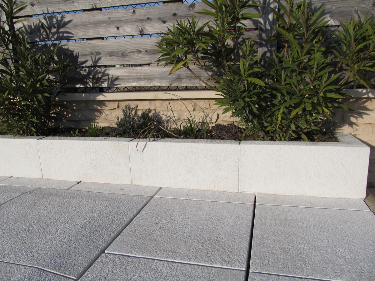 bordure-bassin-jardin-ciment-blanc-aspect-grenaille-style-contemporain