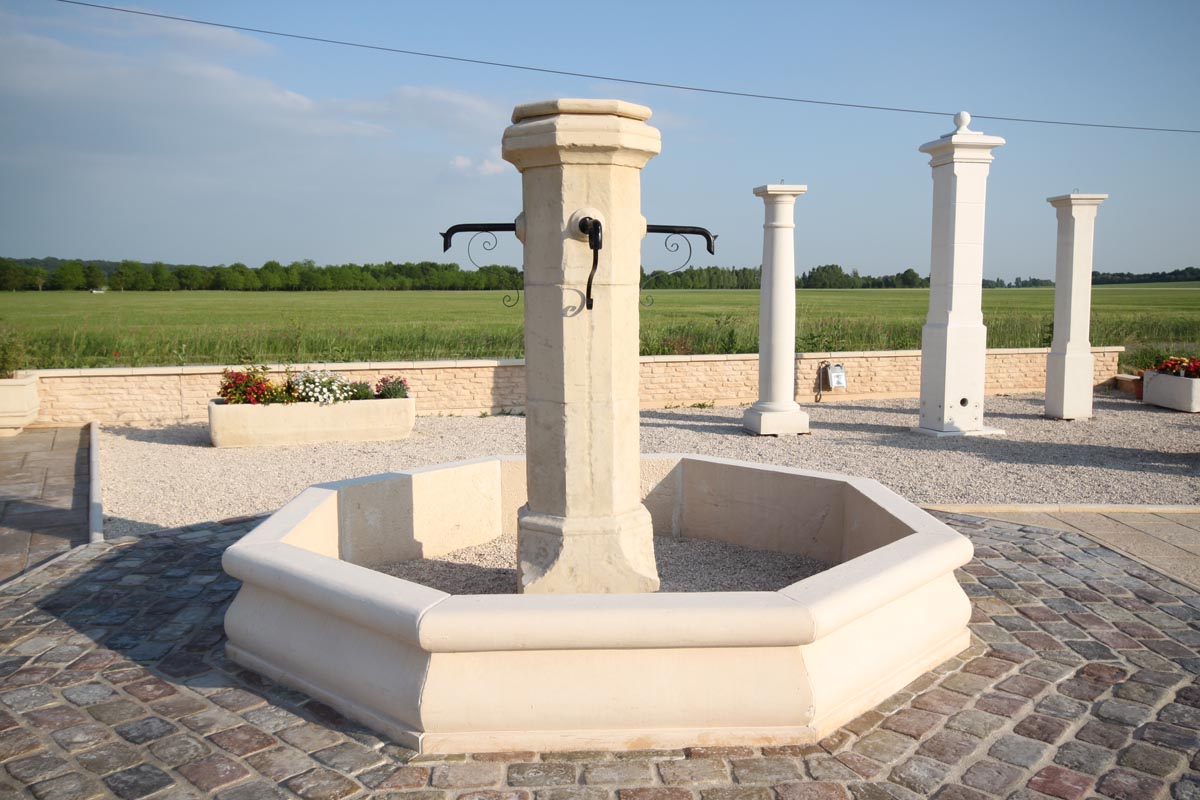 Bordure de fontaine, jardinière et massif en pierre reconstituée, l'unité