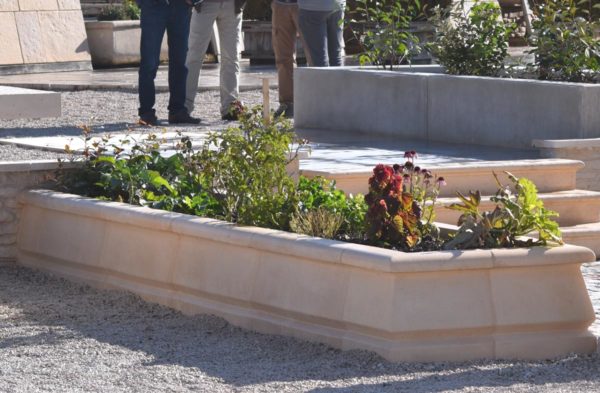 Bordure de fontaine, jardinière et massif en pierre reconstituée, l'angle 90 – Image 2