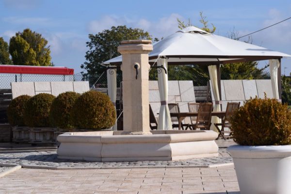 Bordure de fontaine, jardinière et massif en pierre reconstituée, l'angle 90 – Image 3