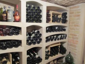Étagères à bouteilles modulables en pierre reconstituée; rangement de cave à vin évolutif et sur-mesure.