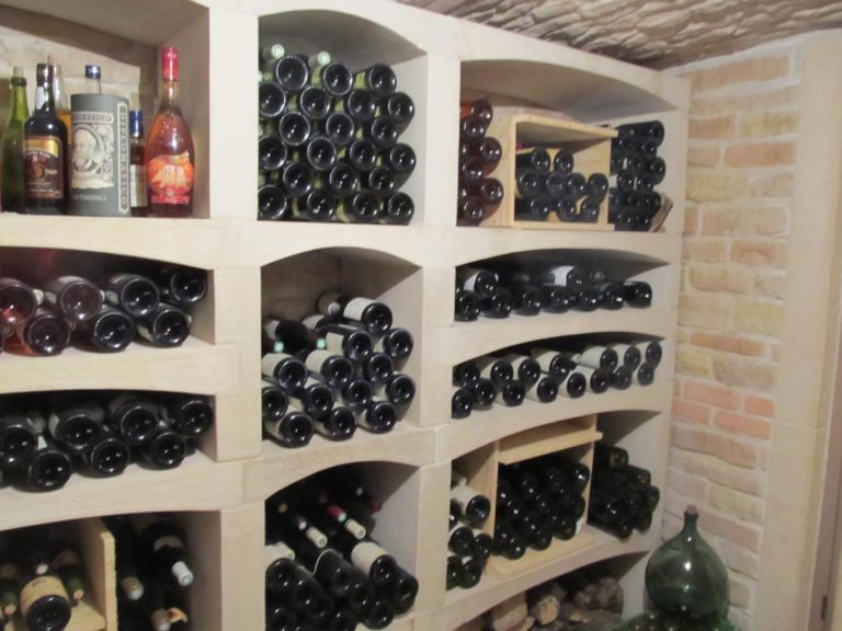 Cave à vin en pierre reconstituée et béton casiers à bouteilles