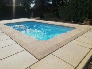 Margelle de piscine plate grenaillée
