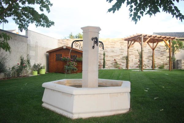 Petite fontaine centrale pour village ou jardin, en pierre reconstituée – Image 2