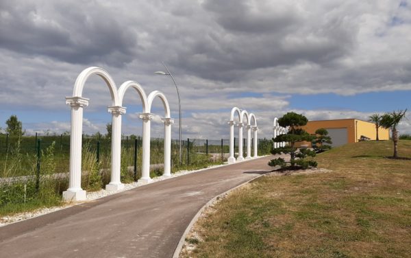 L'ensemble de colonnes cannelées en pierre reconstituée, modèle classique. Visible à l'Institut Asclépiade à 10410 Saint-Parres-aux-Tertres.