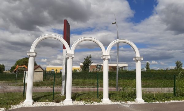 Colonnes cannelées en pierre reconstituée, classiques, visibles à l'Institut Asclépiade à 10410 Saint-Parres-aux-Tertres.