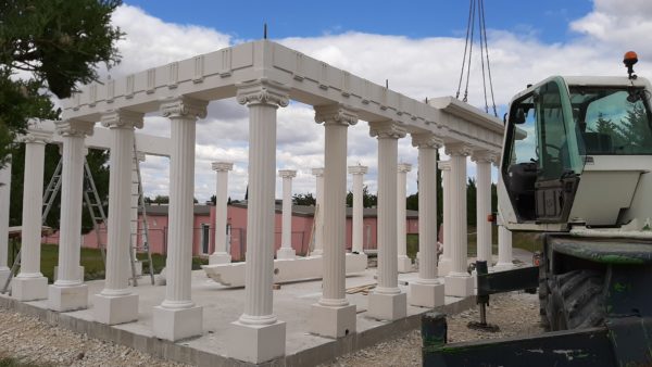 Temple d’Apollon décorés avec des colonnes cannelées en pierre reconstituée.