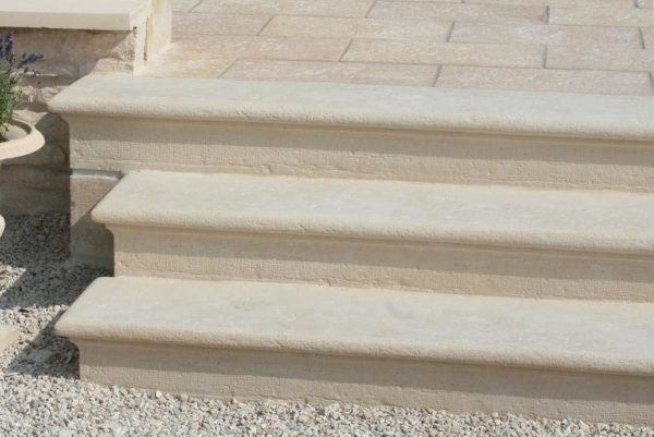 Marche escalier massive pleine moulurée – Image 2