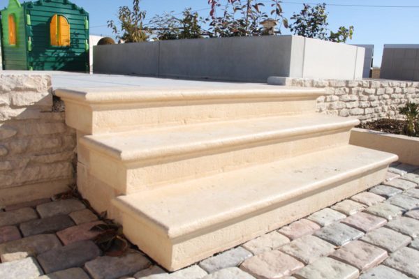 Marche escalier massive pleine moulurée – Image 3