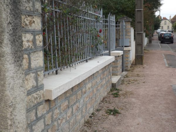 Couvertines (couvre-murs, chaperons de muret) aspect pierre, finition bouchardée-ciselée, idéale pour les projets de rénovation.