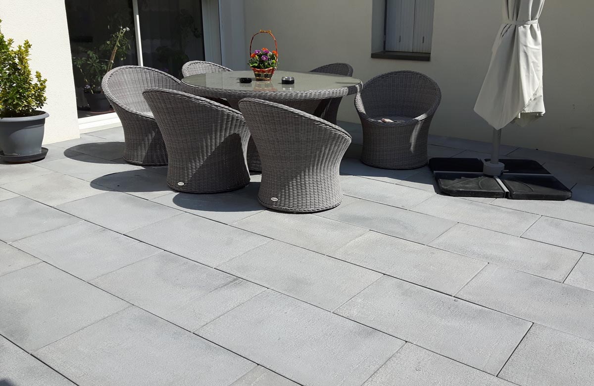 dallage-beton-antiderapante-terrasse-exterieure-grenaille