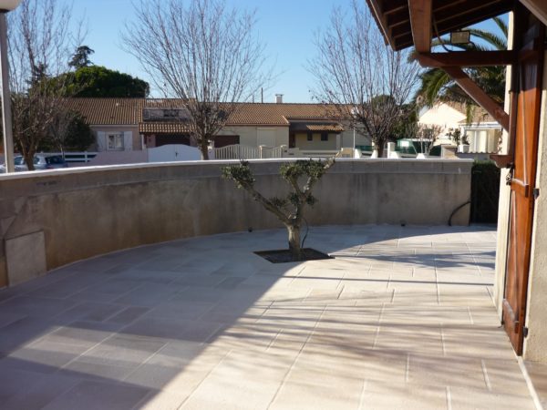 Dalles pour terrasse extérieure, avec des margelles aux bords, pierre reconstituée, pose en opus, modèle Vinci.