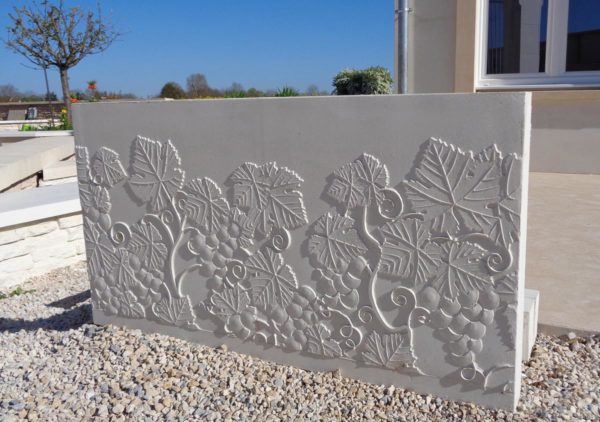 Murs de soutènement en l béton préfabriqué. Muret de clôture béton moulé (effet béton imprimé) vignes.