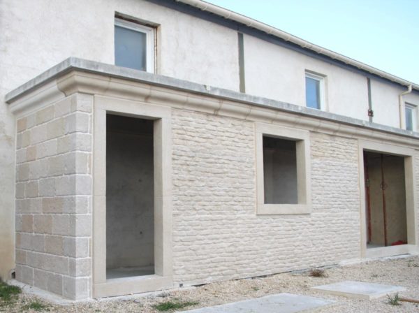 Encadrement fenêtre préfabriqué en béton, monobloc, ciselé-bouchardé – Image 3