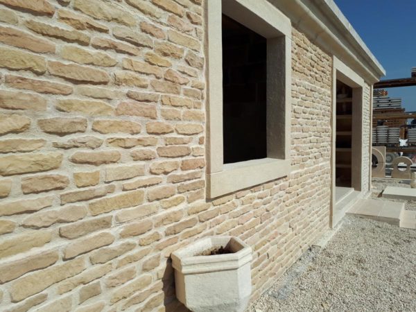 Encadrement fenêtre préfabriqué en béton, monobloc, ciselé-bouchardé – Image 5