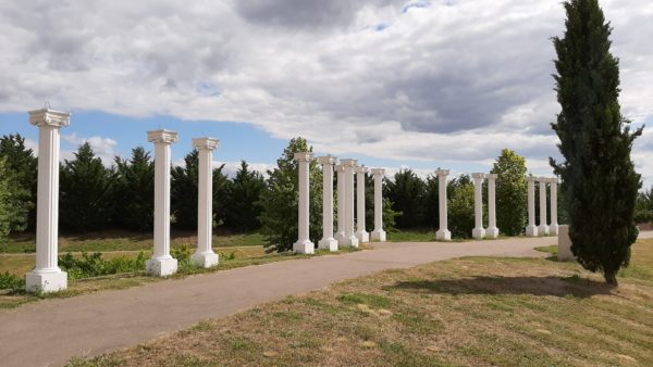 L'ensemble de colonnes cannelées classiques en pierre reconstituée avec des arches. Visible à l'Institut Asclépiade à 10410 Saint-Parres-aux-Tertres.