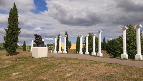 L'ensemble colonnes cannelées classiques en pierre reconstituée avec des arches.