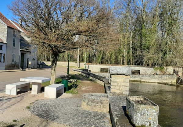 Table extérieure et bancs en béton lisse, mobilier urbain préfabriqué. Visible à Lux, 21120.