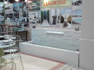 Fontaine murale en béton ciré avec parement intégré, modèle monobloc