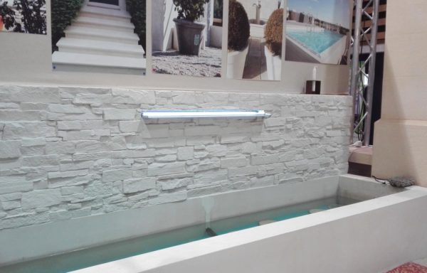 Fontaine murale en béton ciré avec parement intégré, modèle monobloc – Image 3