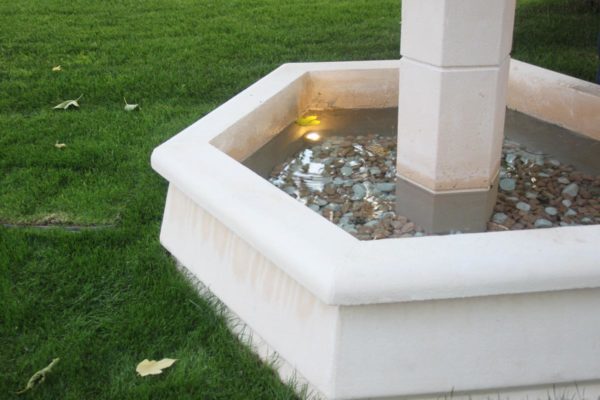 Petite fontaine centrale pour village ou jardin, en pierre reconstituée – Image 3