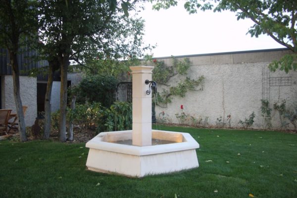 Petite fontaine centrale pour village ou jardin, en pierre reconstituée – Image 6