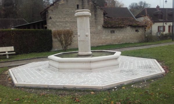 Fontaine centrale de village en pierre reconstituée – Image 2