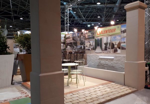 Fontaine murale en béton ciré avec parement intégré, modèle monobloc – Image 5