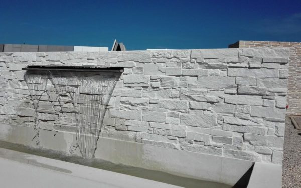 Fontaine murale en béton ciré avec parement intégré, modèle monobloc – Image 7