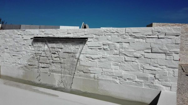 Fontaine murale en béton ciré avec parement intégré, modèle monobloc – Image 10