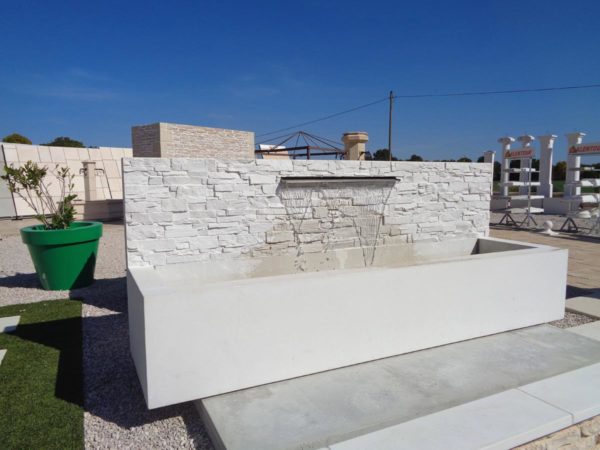 Fontaine murale en béton ciré avec parement intégré, modèle monobloc – Image 8