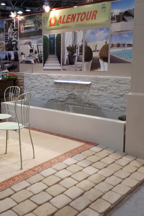 Fontaine murale en béton ciré avec parement intégré, modèle monobloc – Image 12