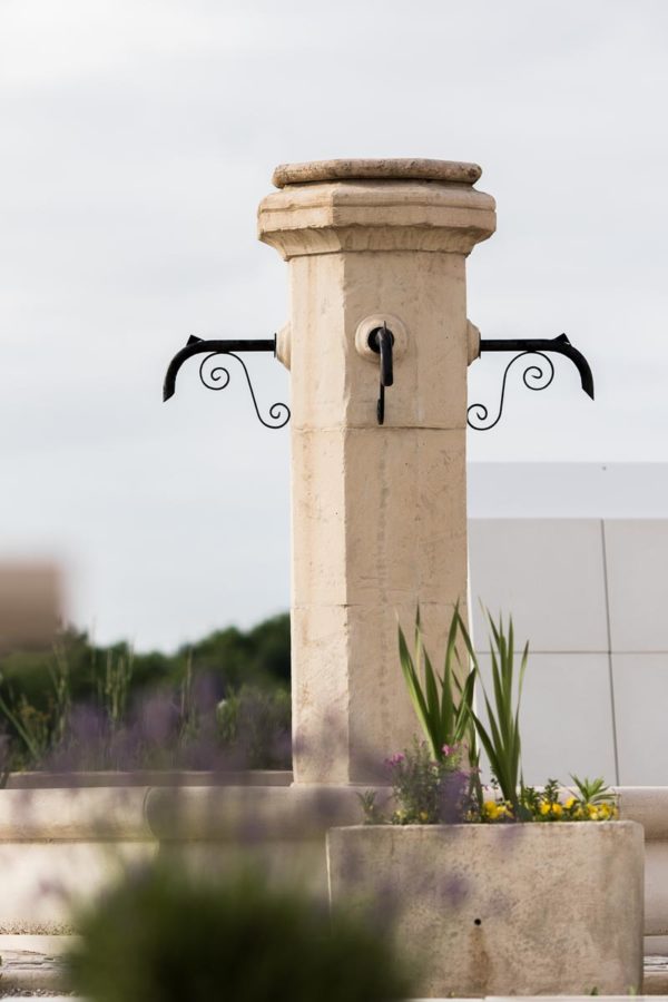 Fontaine centrale de village en pierre reconstituée – Image 4
