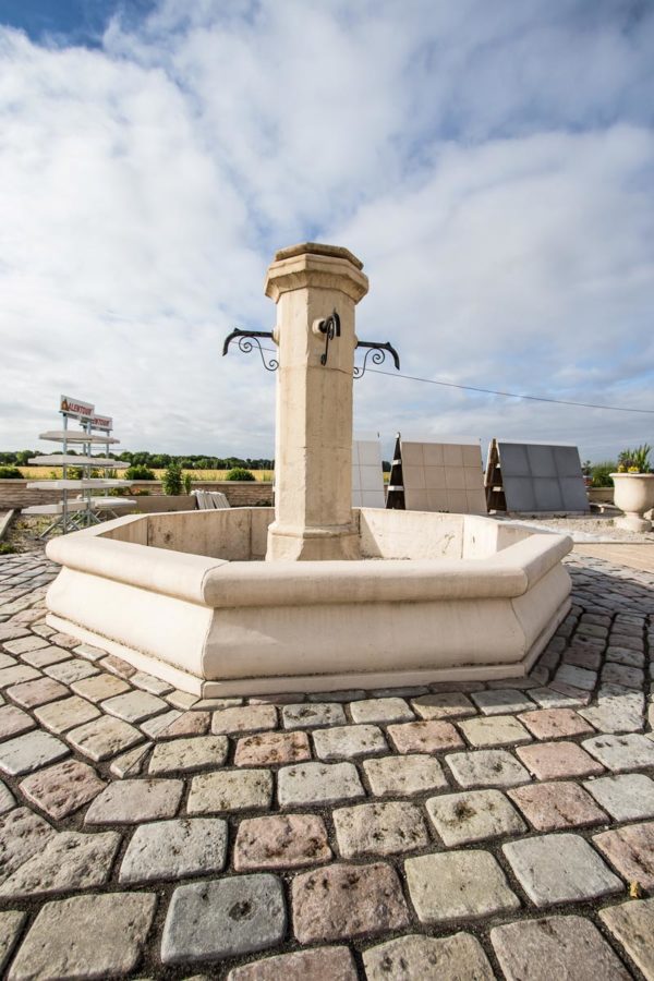 Fontaine centrale de village en pierre reconstituée – Image 6