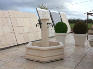 Petite fontaine centrale pour village ou jardin, en pierre reconstituée