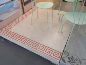 Grande dalle carrée béton poncé (poli) lisse avec frise arabesque 150 x 150 cm