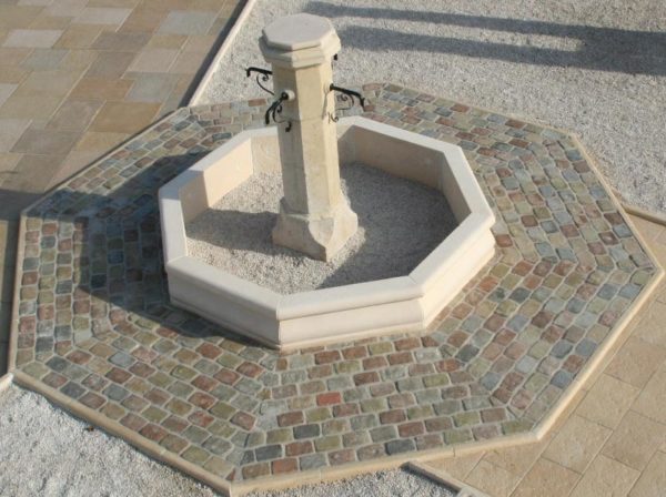 Fontaine centrale de village en pierre reconstituée – Image 8