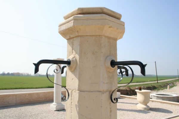 Fontaine centrale de village en pierre reconstituée – Image 9