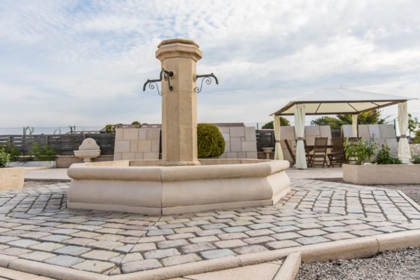 Fontaine centrale de village en pierre reconstituée – Image 10