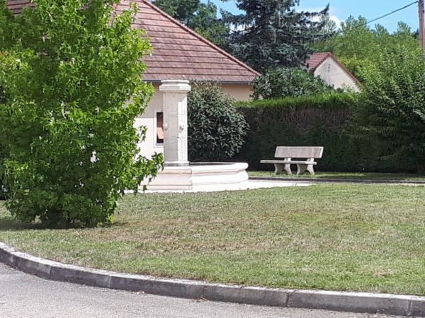Fontaine centrale de village en pierre reconstituée – Image 11