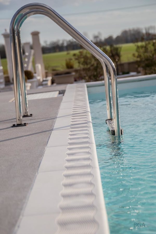 Margelle de piscine plate, modèle contemporain Lumière Vague – Image 12