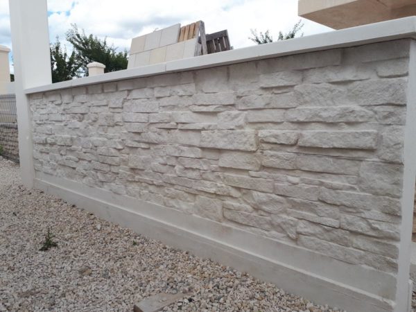 Mur en L préfabriqué pour clôture; finition pierre sèche; en béton armé, mur de soutènement.