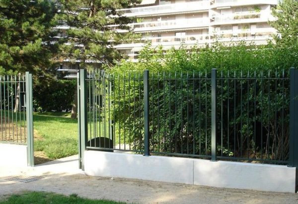 Muret de clôture monobloc droit, aspect grenaillé, en pierre reconstituée ou béton décoratif .