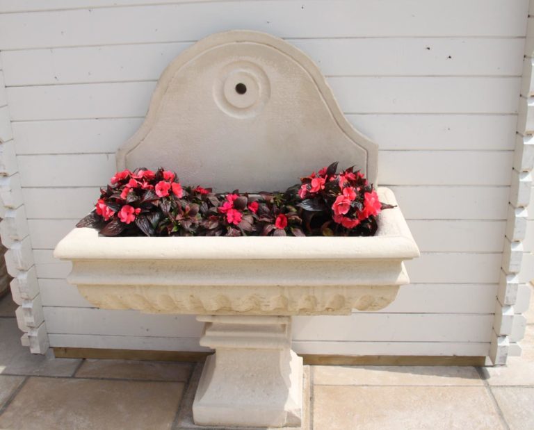 Fontaine de jardin murale en pierre reconstituée, modèle 1 - www.pierre