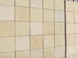 Dalle réplique ancienne Abbatiale, le 16-ème siècle, avec carreaux