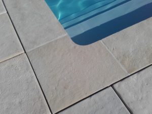 Margelle de piscine plate, modèle Abbatiale
