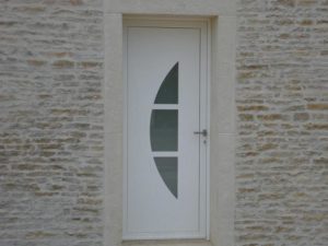 Encadrement béton monobloc pour porte fenêtre et porte d’entrée, ciselé-bouchardé